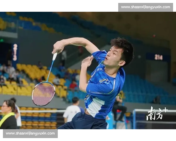 羽毛球赛激战正酣 精英选手同场竞技 展现运动员拼搏精神与高超技艺